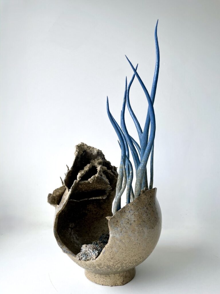 Sculpture céramique sphère arborescences bleues