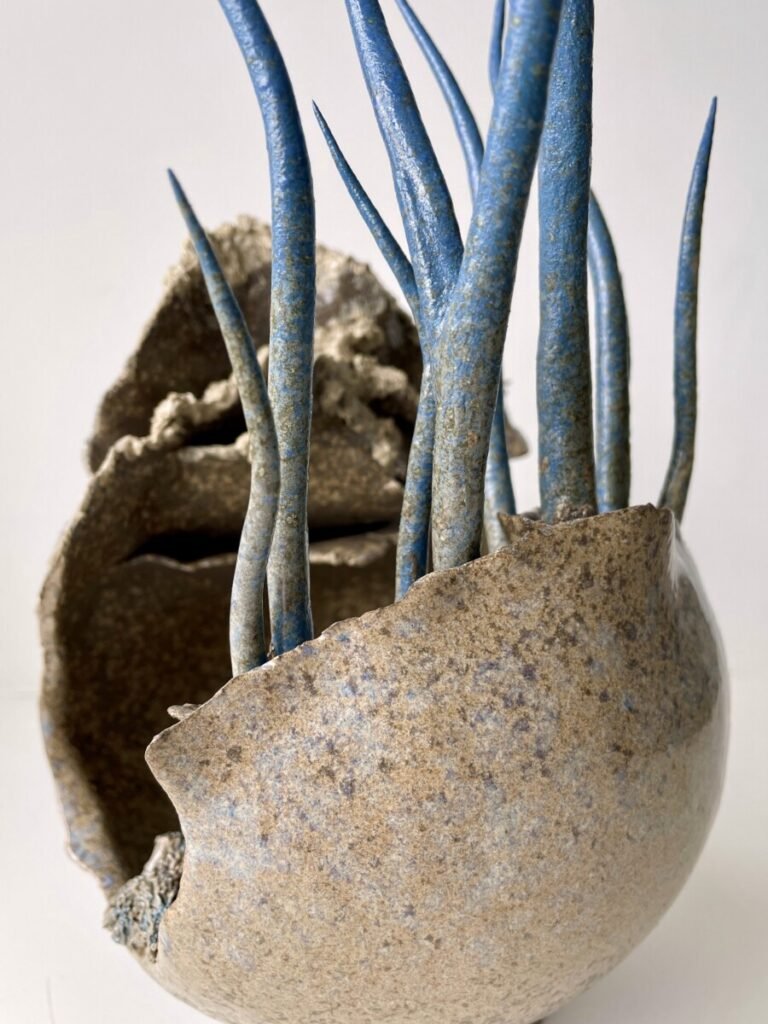 Sculpture céramique sphère arborescences bleues