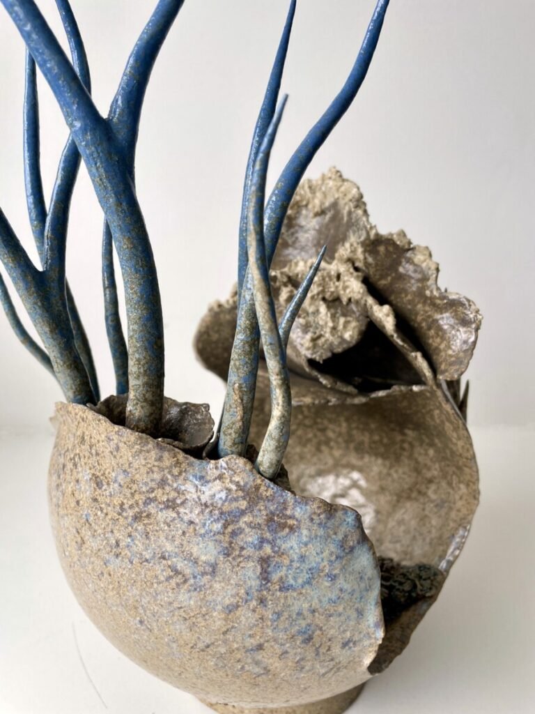 Sculpture céramique sphère arborescences bleues - détails