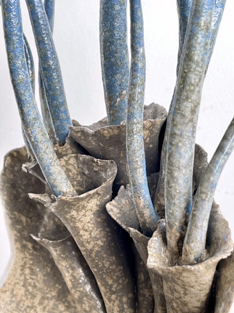 Sculpture céramique sphère arborescences bleues - détails