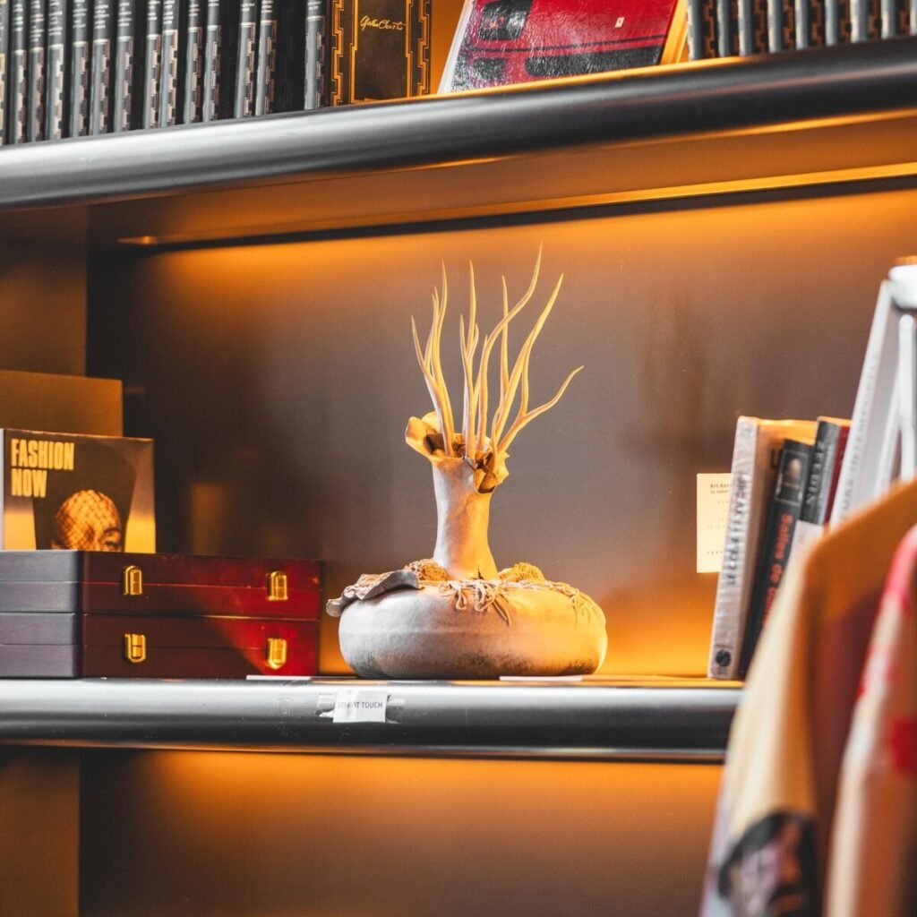 Sculpture art céramique Symbiose sur étagère