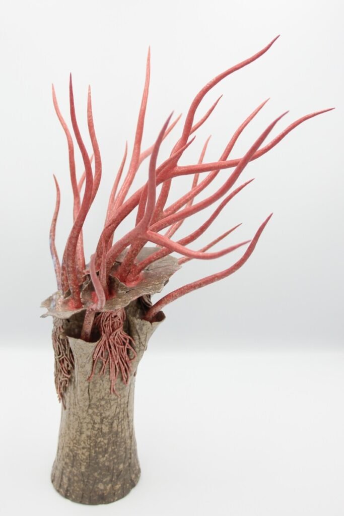 Feu mon Arbre Sculpture céramique en forme d'arbre avec branches arborescences rouges. Tree-shaped ceramic sculpture with red branches.