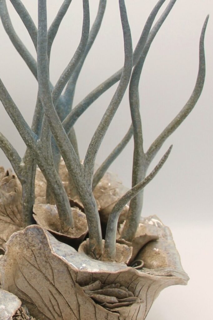 Art céramique sculpture couleur sable et arborescences bleues