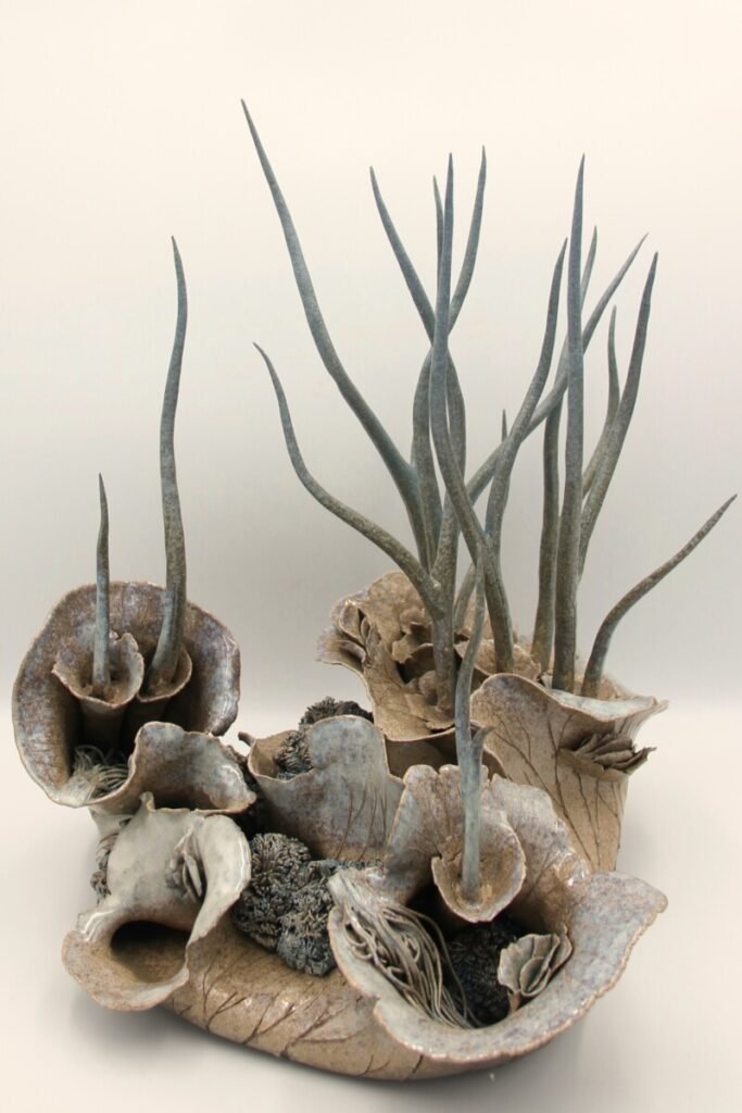 Art céramique sculpture couleur sable et arborescences bleues