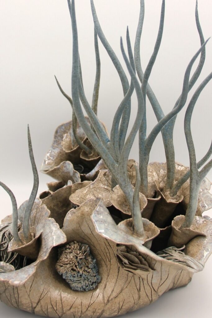 Art céramique sculpture couleur sable et arborescences bleues
